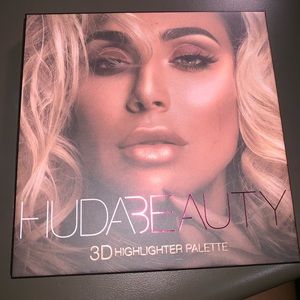 Huda beauty 3D highlighter palette
